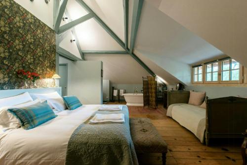 - une chambre avec un grand lit et une salle de bains dans l'établissement Villa Between Bordeaux And Basque Coast, à Saint-Julien-en-Born