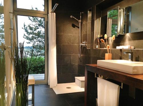 Ένα μπάνιο στο Glass Loft With Endless Water View