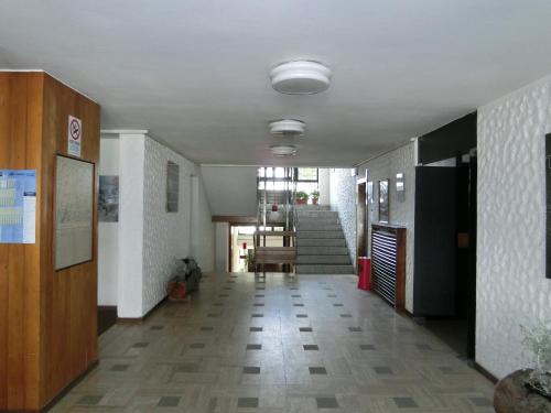 un corridoio con scala in un edificio di Monolocali Alberti - Nardis a Madonna di Campiglio