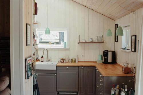 Kuchyň nebo kuchyňský kout v ubytování Amid Heather Near The Sea Lies Beach Hut