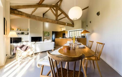une salle à manger et un salon avec une table et des chaises dans l'établissement Basque Cottage With Views Of La Rhune Mountain, à Arcangues