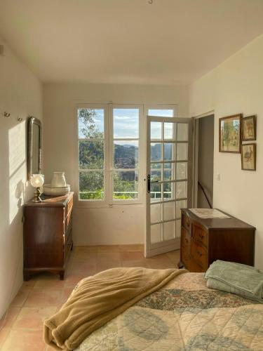 ClaviersにあるProvençal House With Pool And Views Over Claviersのベッドとドレッサーと窓のある寝室