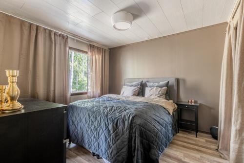Ένα ή περισσότερα κρεβάτια σε δωμάτιο στο 2br, sauna and yard, hidden gem surrounded by nature
