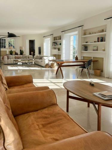 un salon avec un canapé et une table dans l'établissement French Bastide With Sea View In Vence, à Vence