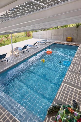 - une grande piscine avec des nouilles dans l'établissement Restored French Estate In Medieval Lauzerte, à Montagudet