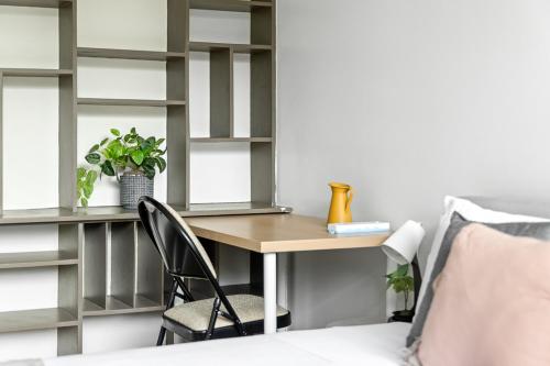 a room with a desk and a chair and a bed at Relaxed Queen Room - Serene Spot at Pymble - Shared Bathroom in Pymble