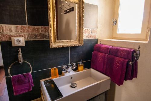 Ένα μπάνιο στο Authentic Stone House Overlooking Les Baux-De-Provence