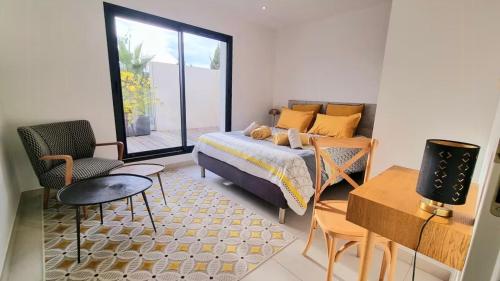 une chambre avec un lit et une grande fenêtre dans l'établissement Stunning Family Villa With Pool In Cap Dagde, au Cap d'Agde