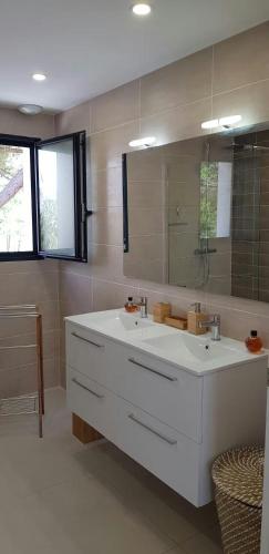 une salle de bain avec un lavabo blanc et un miroir dans l'établissement Stunning Family Villa With Pool In Cap Dagde, au Cap d'Agde