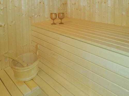 una sauna de madera con dos copas de vino. en Cozy Ambiance And Trails At Skeikampen, en Svingvoll