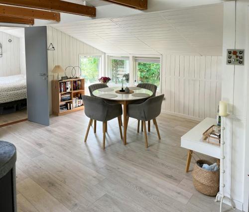 海宁Peaceful Home Surrounded By Fields And Forest的有桌子和椅子的餐厅