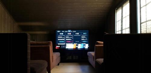 Ruang duduk di Large Cabin With Jacuzzi And View Of Lake Mjøsa