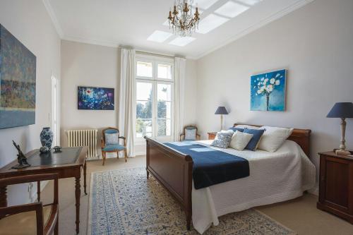 une chambre avec un lit, un bureau et une fenêtre dans l'établissement Elegant Retreat With Pool Near Mediterranean Coast, à Florensac