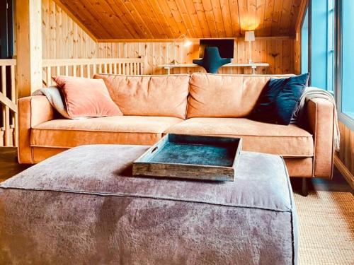 a living room with a couch and a table at Fantastisk Familiehytte Nær Geilo in Geilo