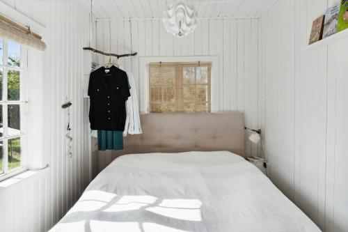 Katil atau katil-katil dalam bilik di The Small, Red Wooden House With Lots Of Charm