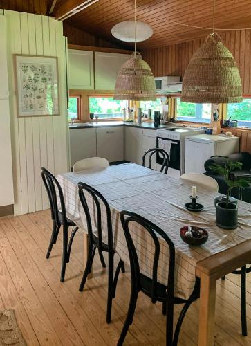 Η κουζίνα ή μικρή κουζίνα στο Wooden Home By Beach Ideal For Swimming