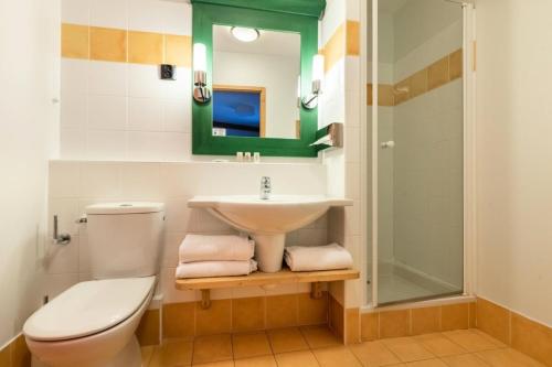 une salle de bain avec toilettes, lavabo et douche dans l'établissement Résidence Les Arcs 1950 Le Village - maeva Home - Appartement 3 Pièces 6 Personnes - Prestige MAE-1564, à Bourg-Saint-Maurice