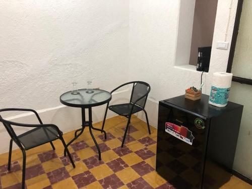 a small table and two chairs in a room at Cuarto Telera- amplio, céntrico- Casa de Teru in Tapachula