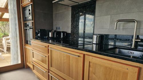 Chalet "Quelle Vue"にあるキッチンまたは簡易キッチン