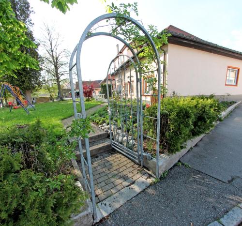 a garden with an arbor in a yard at Gesundheitshotel Rössle in Bad Wurzach
