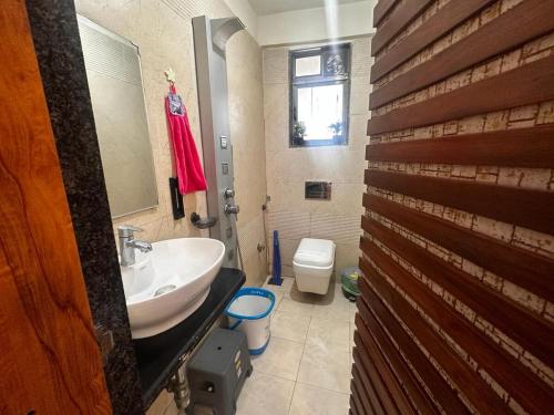 ein Badezimmer mit Waschbecken und Toilette in der Unterkunft Skyline Oshiwara 2bhk-Andheri in Mumbai