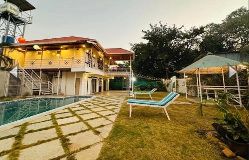 Bazén v ubytování Wisteria Bloom Villa- 7BHK nebo v jeho okolí