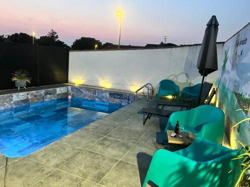 un patio avec une piscine et des chaises dans l'établissement Bulle d'évasion, à Trèbes