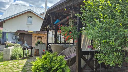 a garden with a fence and a house at Захарова Оселя БАСЕЙН на території є Чан - Джакузі in Slavske