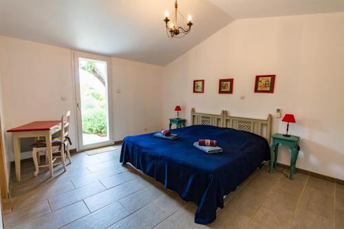 une chambre avec un lit, une table et une fenêtre dans l'établissement La Bergerie - Les Sittelles, à Pinarellu