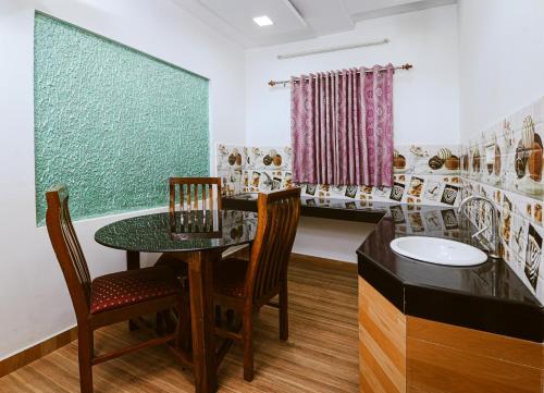 ein Esszimmer mit Tisch und Stühlen in der Unterkunft The Svarga Munnar Hill View resort in Munnar