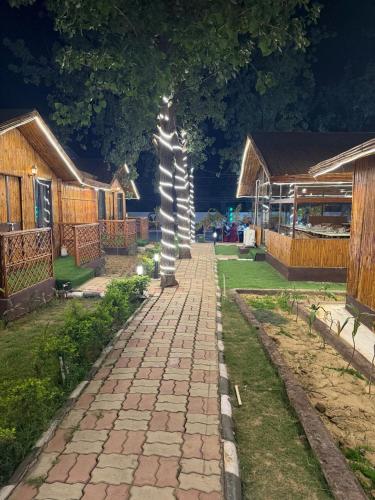 a walkway with a sculpture in a yard at Highway Huts in Kūrāli