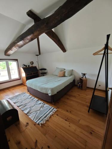 une chambre avec un lit et un parquet dans l'établissement Authentic farm stay, à Pouillon