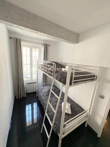 une chambre avec deux lits superposés dans une pièce dans l'établissement Véritable Cocon T3 centre historique Sainte-Maxime, à Sainte-Maxime