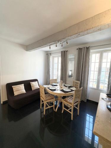un salon avec une table et un canapé dans l'établissement Véritable Cocon T3 centre historique Sainte-Maxime, à Sainte-Maxime