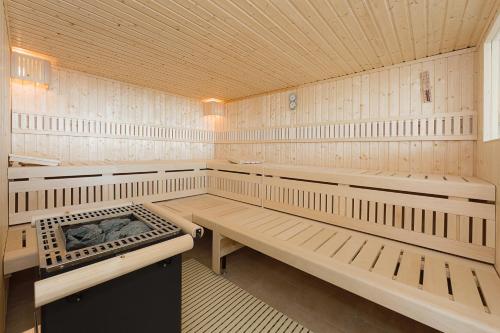 ジールクスドルフにあるSeehofの木製の天井と木製ベンチ付きのサウナ