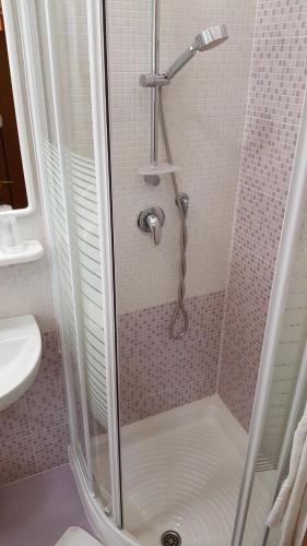 prysznic ze szklanymi drzwiami w łazience w obiekcie Hotel Canova w mieście Lido di Jesolo