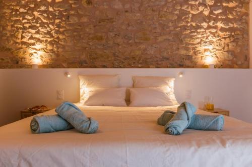 un lit avec deux oreillers dessus dans l'établissement Lux PH Gem 3BR 200m palais and beach, à Cannes