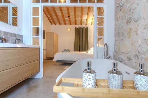 une salle de bain avec baignoire et une chambre dans l'établissement Lux PH Gem 3BR 200m palais and beach, à Cannes