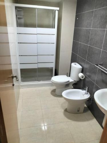 Ένα μπάνιο στο Apartamento en playa de Moncofar con wifi y aire acondicionado