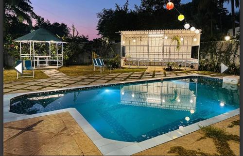 Bazén v ubytování Wisteria Bloom Villa- 7BHK nebo v jeho okolí