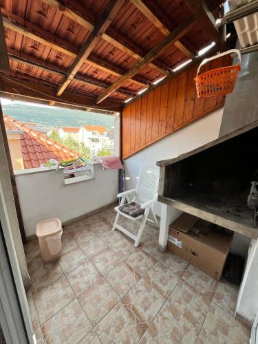 a small room with a table and a window at Studio Mare in Kaštela