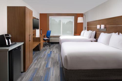 Habitación de hotel con 2 camas y TV en Holiday Inn Express & Suites by IHG Altoona, an IHG Hotel, en Altoona