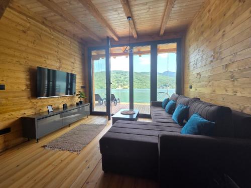 TV a/nebo společenská místnost v ubytování Villas Mlecika and Zvoncic- Jezero Lake Perucac