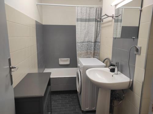 une salle de bain avec un lavabo, des toilettes et une douche dans l'établissement Beautiful apartment, sea, air conditioning, internet, à Antibes