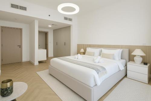New Renovated Stylish 1 Br Dubai View 73 Floor photo 3