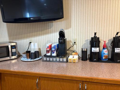 オーシャン・ショアーズにあるHotel Mar Vistaのキッチン(電子レンジ、コーヒーメーカー付)