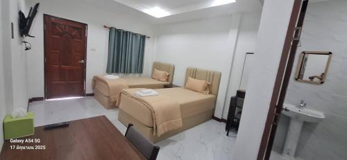 un salon avec un canapé et une table dans l'établissement S&P Resort บ้านบุใหญ่ ตำบลสูงเนิน อำเภอสูงเนิน, à Ban Sukhawadi