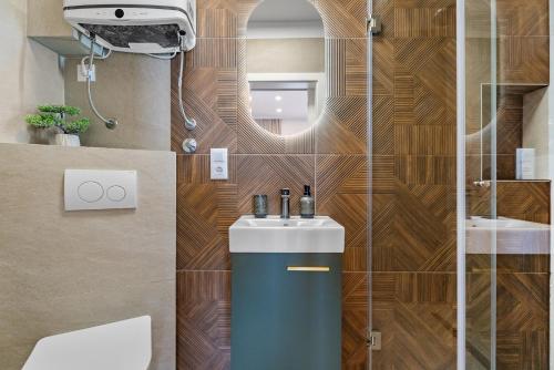 Ένα μπάνιο στο NEW! Luxury Apartment With Jacuzzi 20 Near The Sea