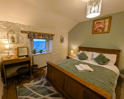 Katil atau katil-katil dalam bilik di Stone cottage, own parking & EV charger -Buttercup