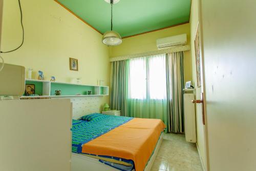 アルキッツァにあるVilla Cleopatraのベッドと窓が備わる小さな客室です。